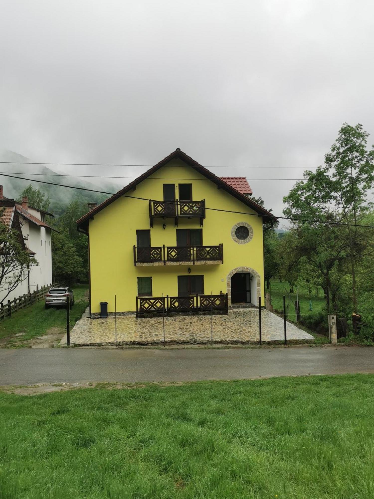 Yellow House Bran  Esterno foto